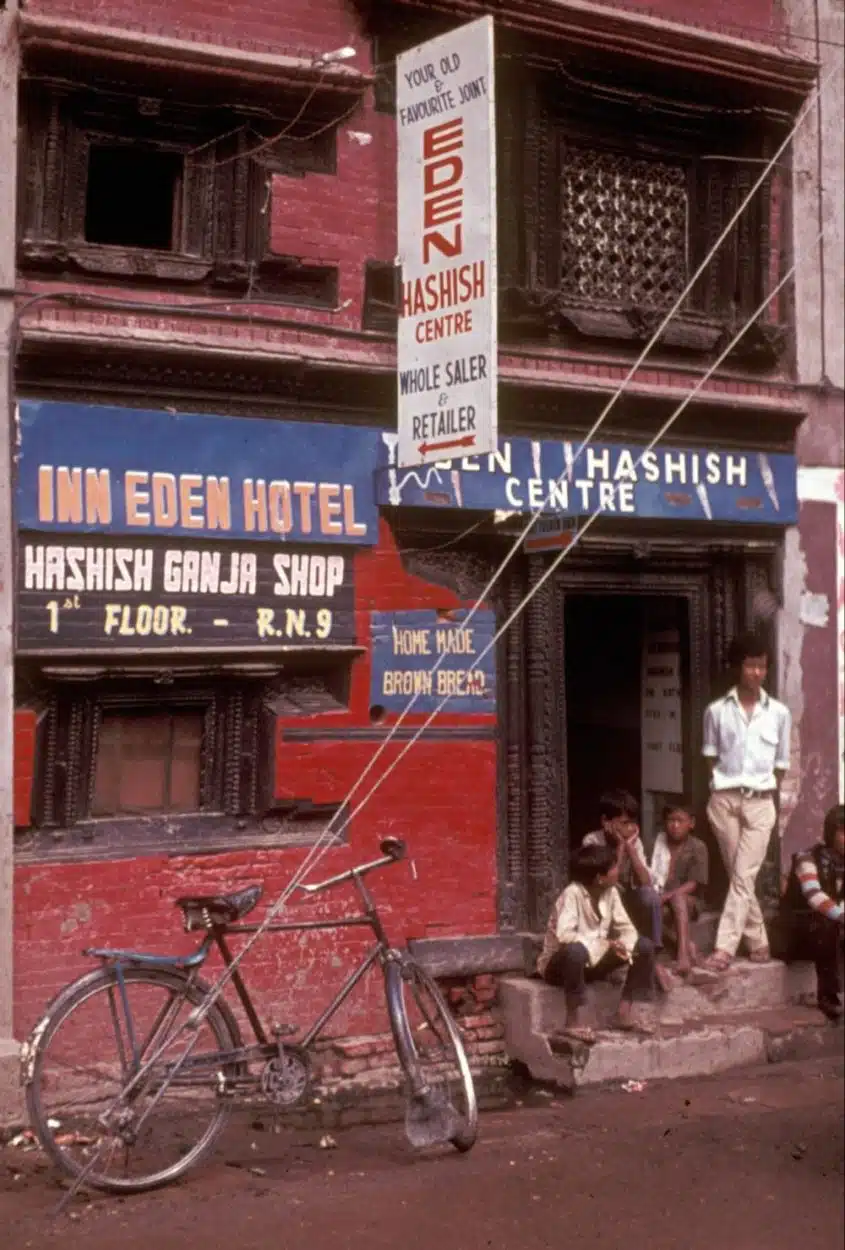 חנות קנאביס חוקית בנפאל בשנת 1973, רגע לפני הכרזתו כבלתי חוקי בלחץ מדינות המערב