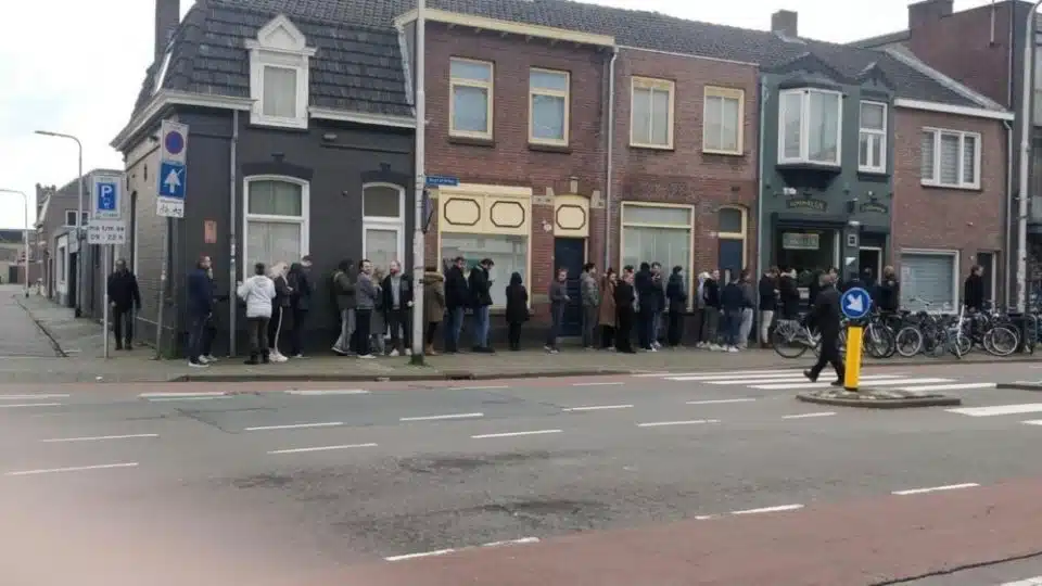 תורים בכניסה לקופישופ, אמסטרדם, בעקבות קורונה