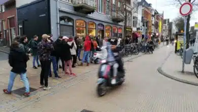 תורים בכניסה לקופישופ, אמסטרדם, בעקבות קורונה