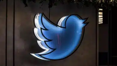 טוויטר לוגו על בניין