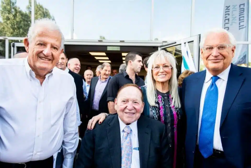 שלדון אדלסון עם אשתו ד"ר מירי אדלסון ונשיא אוניברסיטת אריאל פרופ' יהודה דנון בטקס פתיחת בית הספר לרפואה באוניברסיטת אריאל