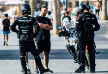 שוטרים עוצרים לחיפוש (צילום: Jose HERNANDEZ Camera 51)