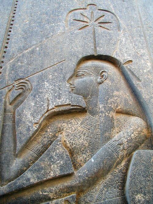תבליט האלה סשת, אלת הקנאביס המצרית, במקדש בעיר לוקסור