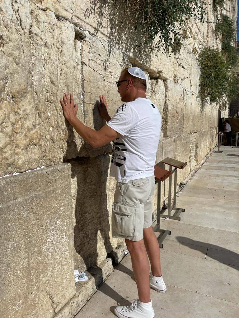 ביגמייק בכותל המערבי בביקור בירושלים
