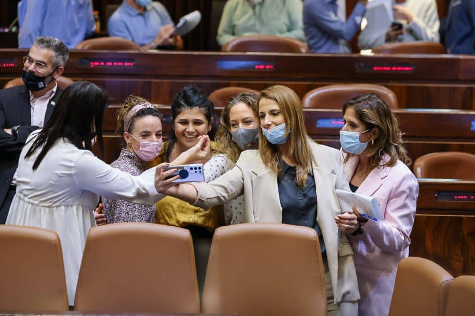 נשות הקואליציה שמחות לאחר אישור החוק בקריאה טרומית (צילום: דוברות הכנסת)