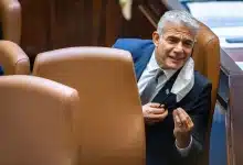 עדות חדשה: "עישנתי חשיש עם יאיר לפיד בצבא – הוא נחנק וכמעט מת"