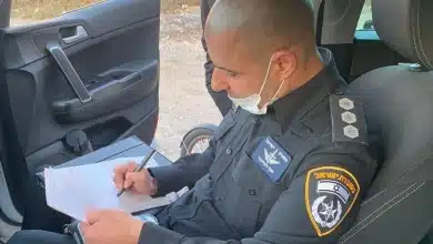 שוטר רושם דוח