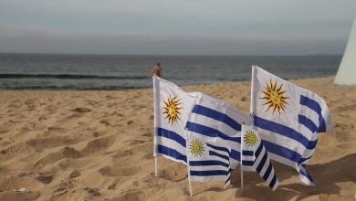 דגלי אורוגוואי על חוף הים (Photo by Mónica Volpin on Pixabay)