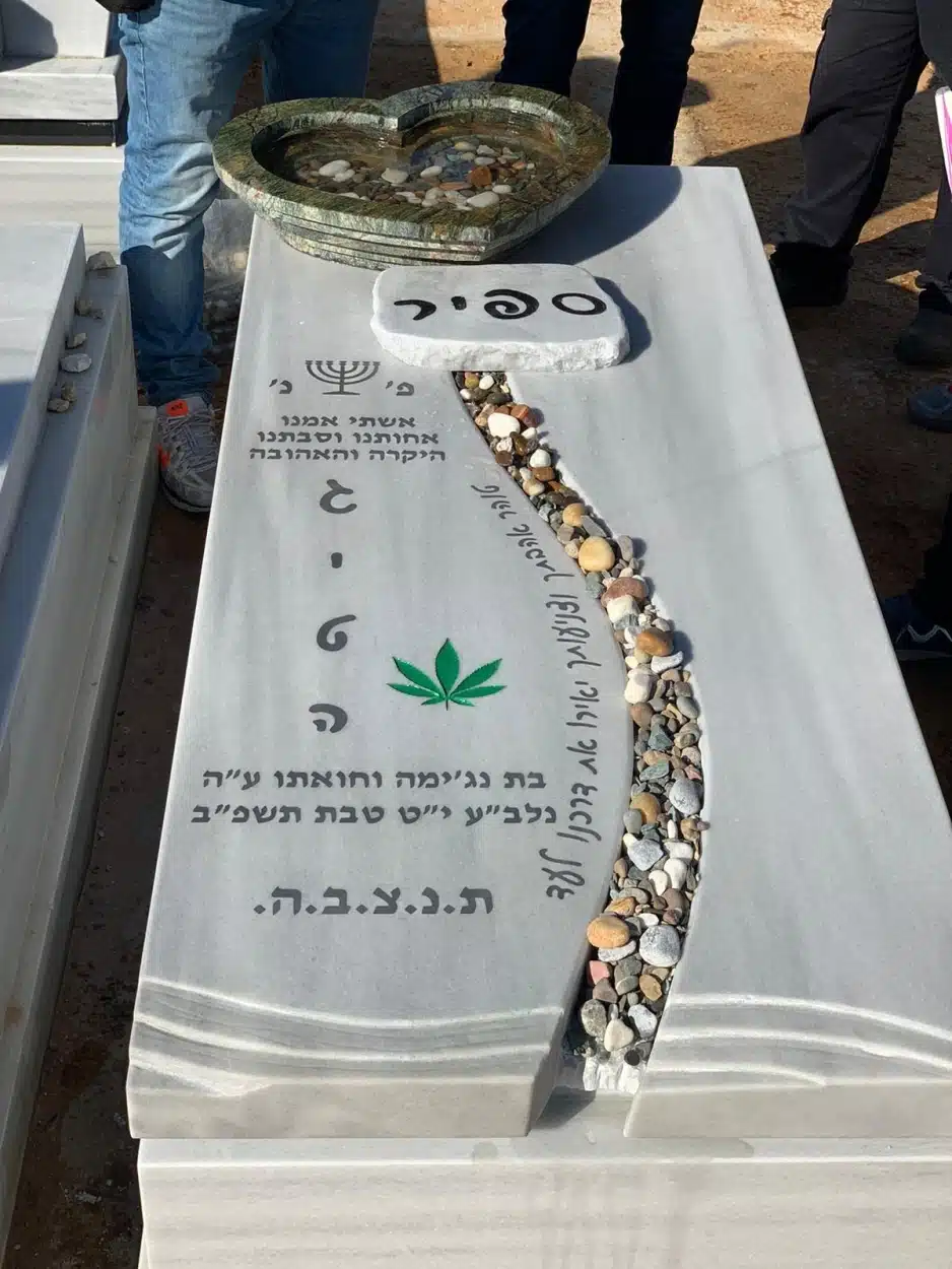 קבר עם עלה קנאביס מוטבע