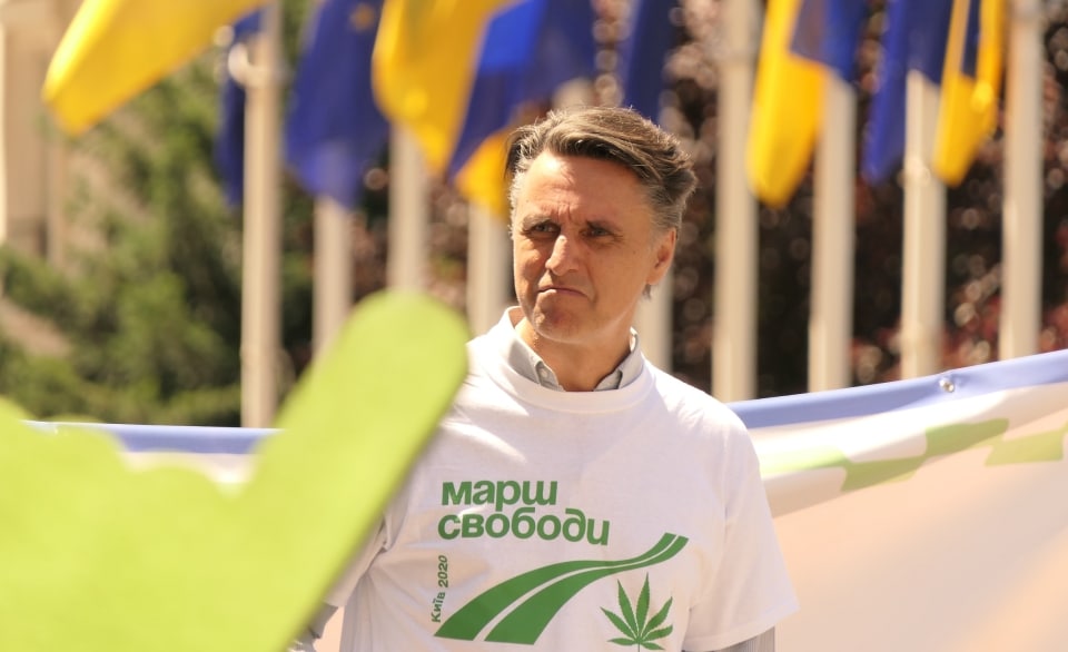 אזרח אוקראינה נושא נאום על הבמה בעצרת רחוב למען לגליזציה של קנאביס, קייב, יוני 2020