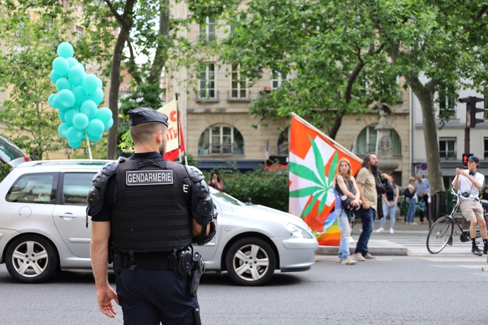 פריז, צרפת: 4 ביוני 2022, שוטרים מתצפתים על מצעד לגליזציה של קנאביס בפריז