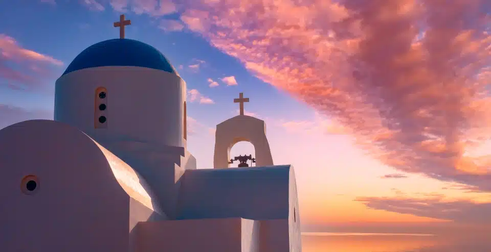 שבר של כנסיית ניקולס הקדוש בקפריסין. מגדל פעמונים של הכנסייה הלבנה עם כיפות כחולות. כנסייה אורתודוקסית על חוף הים התיכון