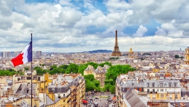 נוף פנורמי של פריז מגג הפנתיאון. מבט על מגדל אייפל ודגל צרפת