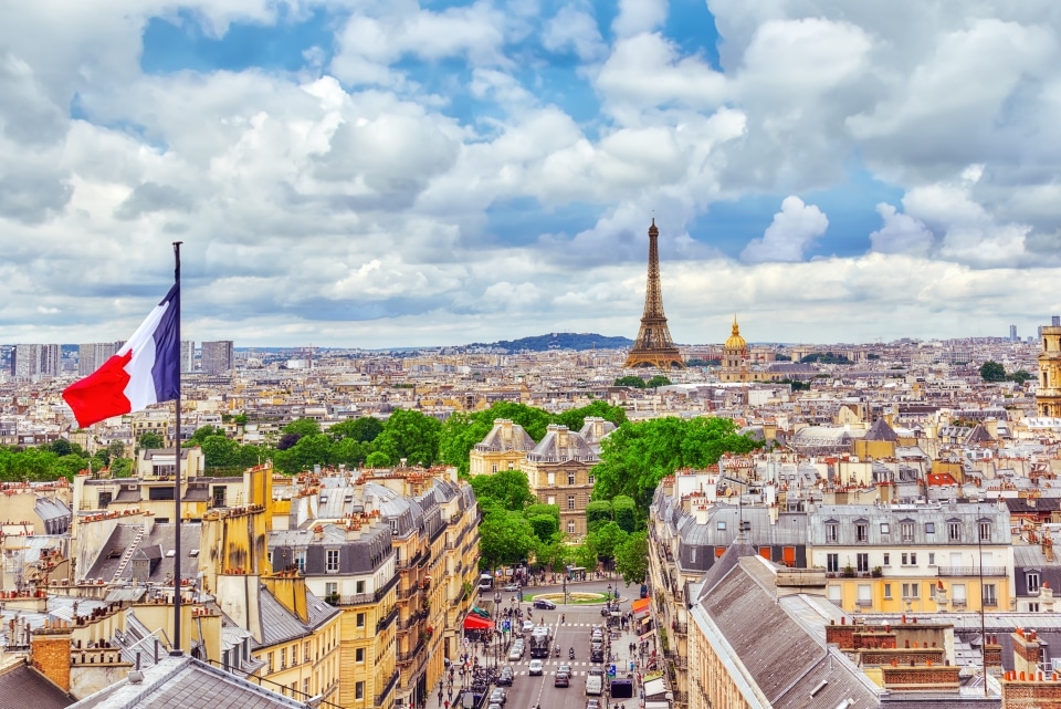 נוף פנורמי של פריז מגג הפנתיאון. מבט על מגדל אייפל ודגל צרפת