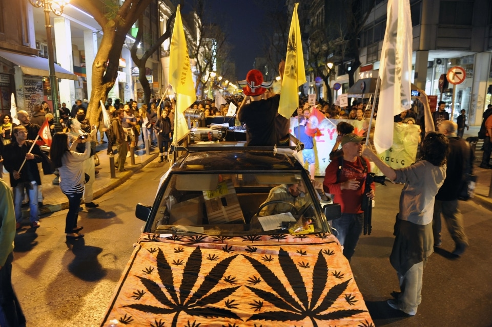 אתונה, יוון, 10 במאי 2014. הפגנה במרכז אתונה לרגל מצעד המריחואנה העולמי, עצרת שנתית הדורשת לגליזציה של מריחואנה ושינויים במדיניות הסמים.