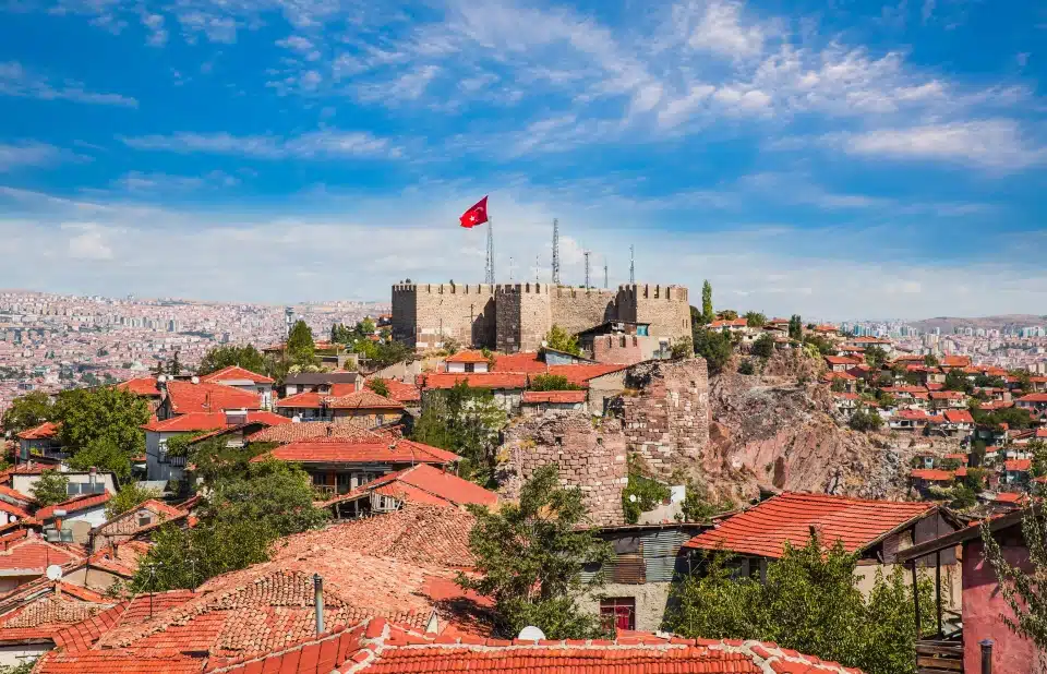 אנקרה היא עיר הבירה של טורקיה - נוף של טירת אנקרה ופנים הטירה