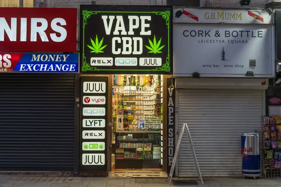חנות Vape ו-CBD בלילה. לונדון - 17 בספטמבר 2020