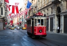 איסטנבול, טורקיה: חשמלית רטרו אדומה ברחוב איסטיקלאל, רובע היסטורי של איסטנבול וקו תיירותי מפורסם