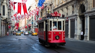 איסטנבול, טורקיה: חשמלית רטרו אדומה ברחוב איסטיקלאל, רובע היסטורי של איסטנבול וקו תיירותי מפורסם
