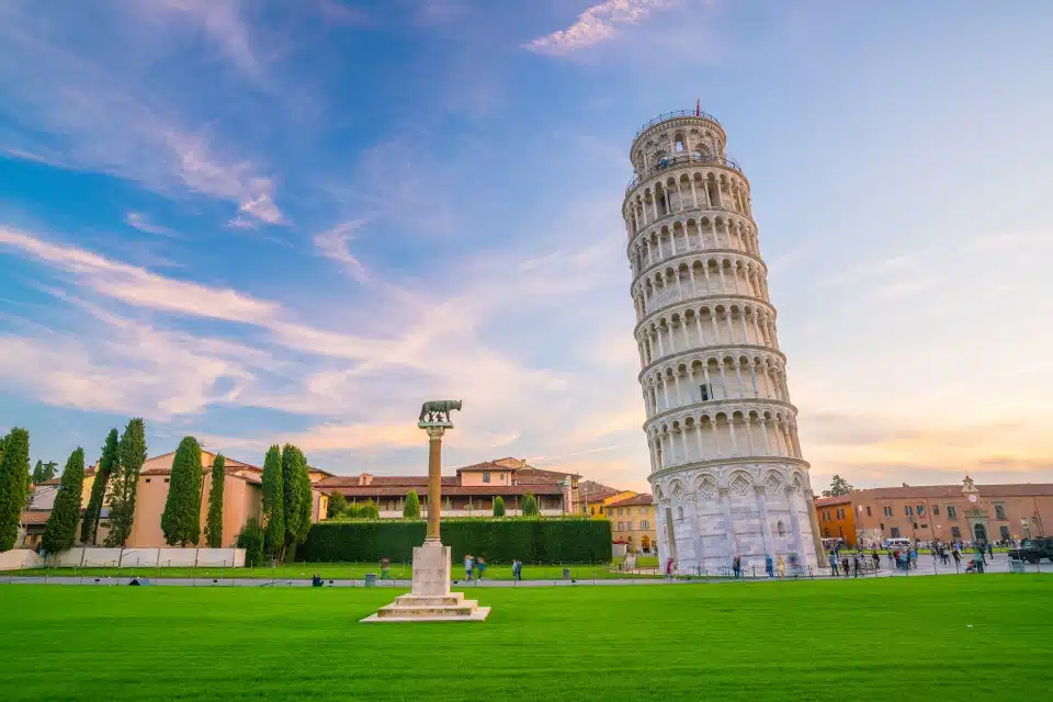 המגדל הנטוי ביום שטוף שמש בפיזה, איטליה