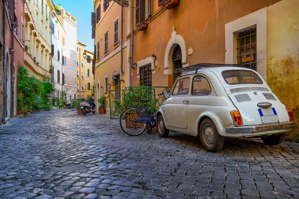 רחוב ישן ונעים בטרסטוורה ברומא, איטליה. טרסטוורה שוכנת על הגדה המערבית של נהר הטיבר ברומא