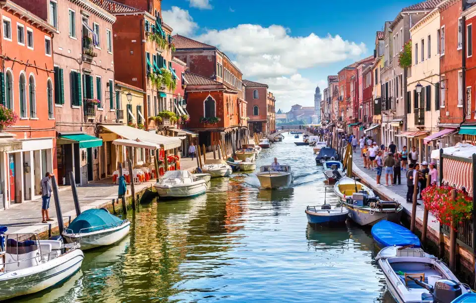 האי מוראנו בוונציה איטליה. נוף על התעלה
