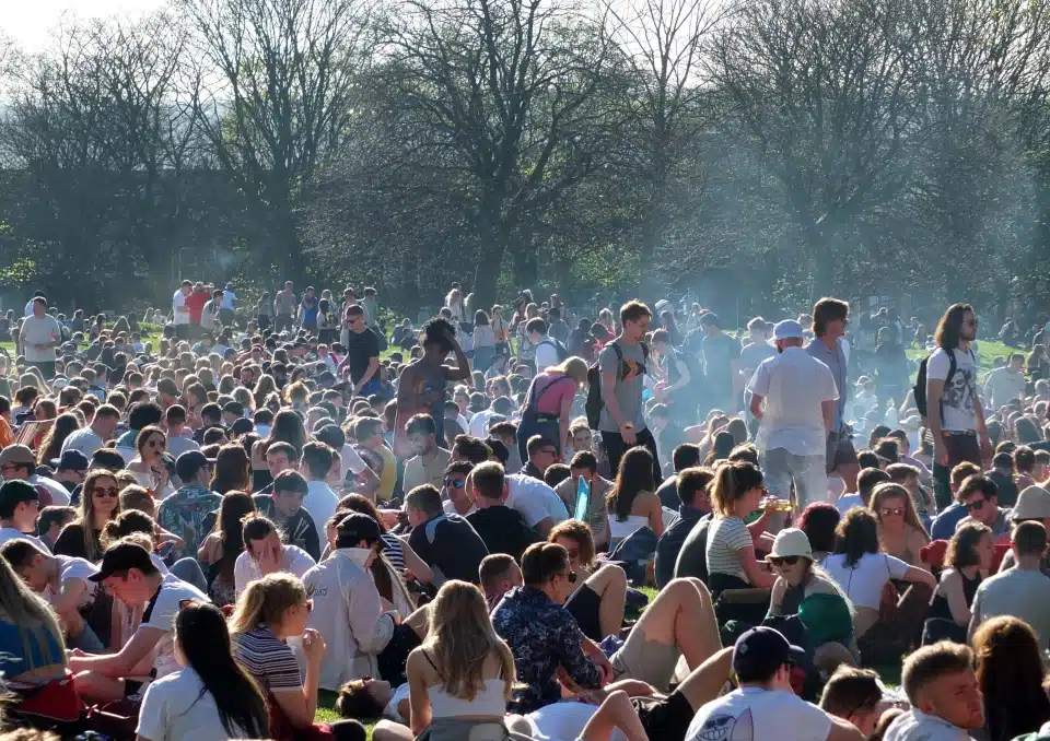 לידס, אנגליה - 20 באפריל 2018: אנשים בהייד פארק לידס במחאת 420 לקמפיין למען דה-קרימינליזציה של קנאביס בבריטניה