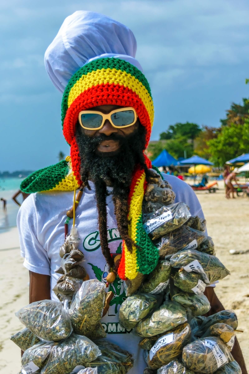 סוחרי קנאביס זמינים בג'מייקה בכל פינה