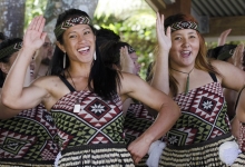 נשים מאוריות שרות ורוקדות ביום וייטנגי בשטחי האמנה של וייטנגי. זהו חג ציבורי בניו זילנד לציון החתימה על הסכם ווייטנגי ב-1840