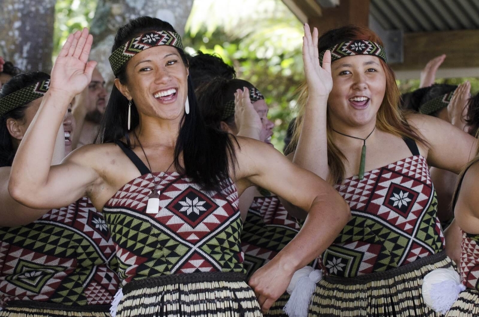 נשים מאוריות שרות ורוקדות ביום וייטנגי בשטחי האמנה של וייטנגי. זהו חג ציבורי בניו זילנד לציון החתימה על הסכם ווייטנגי ב-1840