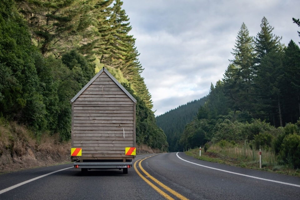 טייני האוסס (Tiny Houses) - התופעה הנפוצה של בתים ניידים קטנים בניו זילנד, משמשת לעתים גם לצורך ממכר קנאביס לא חוקי