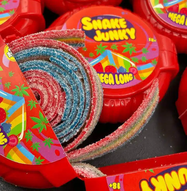 שטיחי גומי קנאביס מהמותג המזויף "Snake Junky" שכביכול מוברח לישראל מקולורדו, אך בפועל כלל לא קיים בקולורדו. נמכר בטלגרם ב-350 ש"ח באפריל 2023 (צילום מסך: טלגרם)