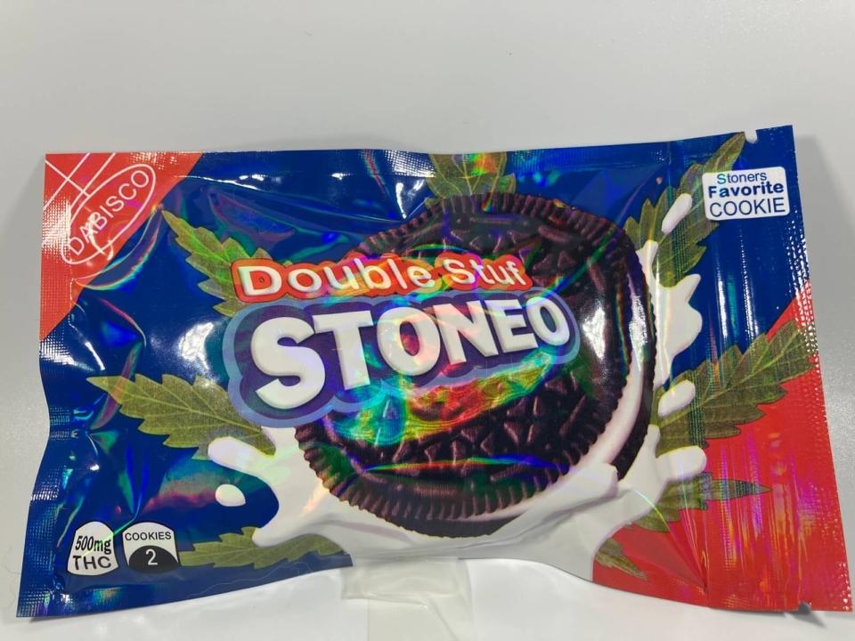 מכתבי האזהרה של ה-FDA נשלחו בין היתר ליצרנית של עוגיות Stoneo, שלפי ה-FDA דומות מדי באריזה שלהן לאריזות של עוגיות אוראו רגילות, ועלולות להטעות צרכנים