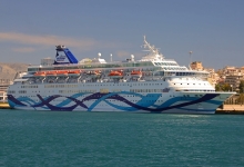 אוניית השייט CROWN IRIS של חברת מנו ספנות, עוגנת בנמל פיראוס, יוון