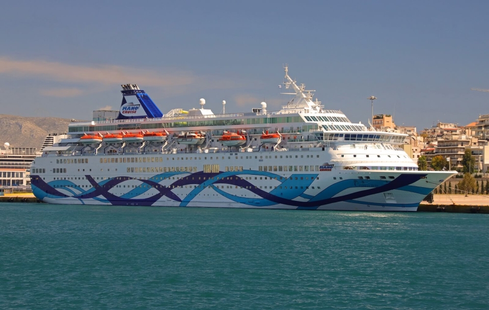 אוניית השייט CROWN IRIS של חברת מנו ספנות, עוגנת בנמל פיראוס, יוון