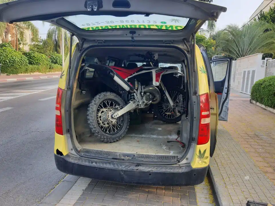 אופנוע בתוך הקנאמבולנס