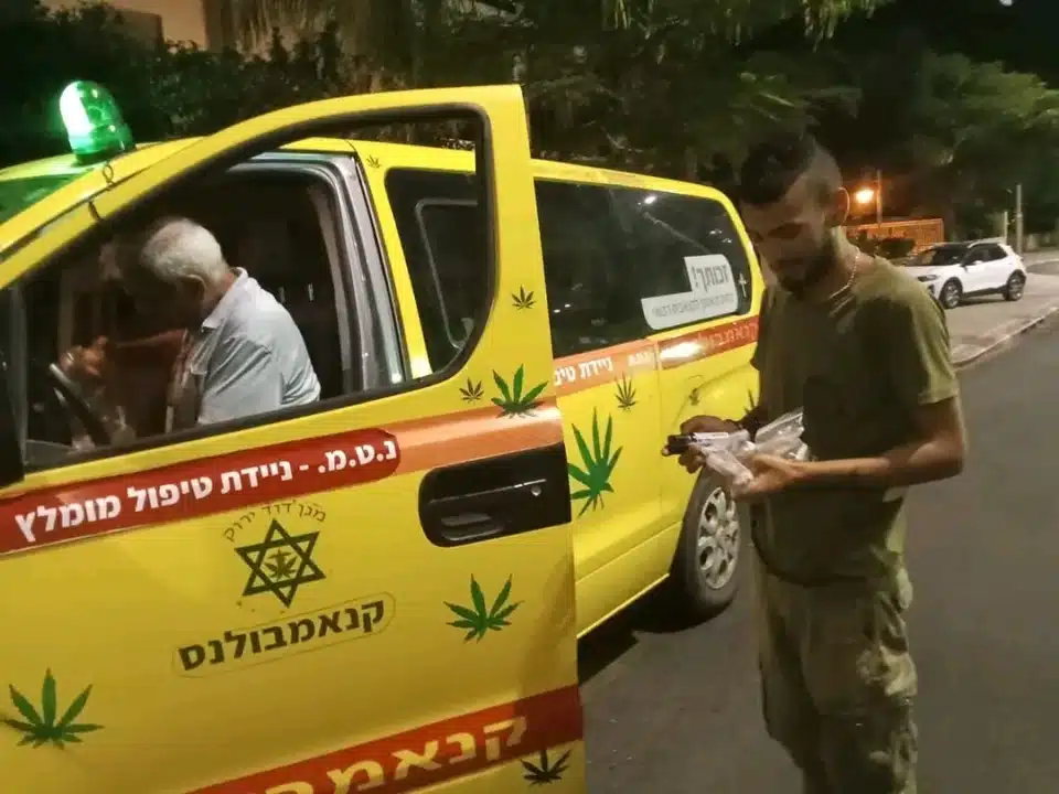 מטופל מקבל קנאביס מהקנאמבולנס