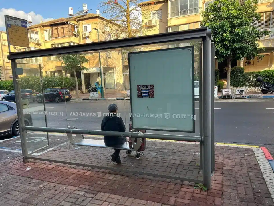 פרסומת לערוץ סחר בטלגרם עושה שימוש בתמונות החטופים והנרצים בטבח 7.10